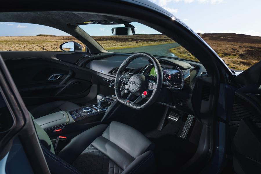 Интерьер Audi R8 V10 Performance 2019 года  (UK) (фото 38 из 136)